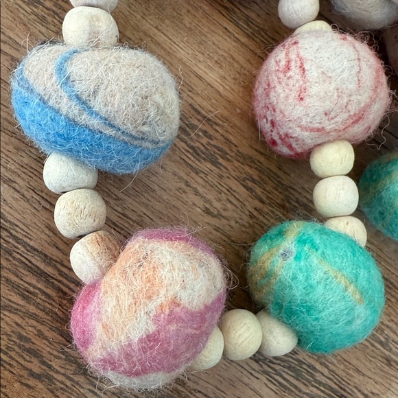 NWT World Market Colorful Marbled Wool Felt Ball & Natural Wood Bead Garland - Picture 9 of 17